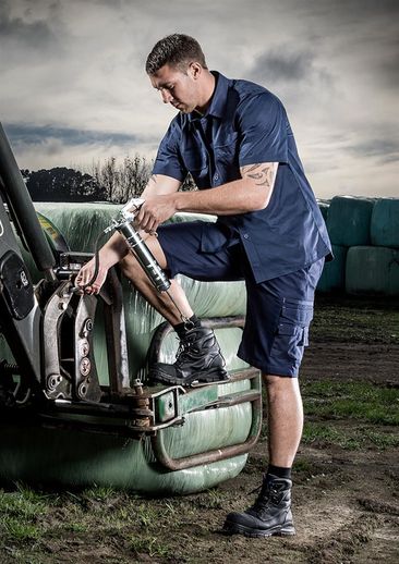The Syzmik Mens Light Weight Tradie Shirt - Short sleeve is a 145gsm light weight cotton twill shirt.  4 colours.  Great Syzmik work shirts for tradies.