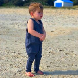 The Baby Blanks Slouch Romper is a 190gsm mid-weight romper.  Tear away labels.  00 - 4.  5 colours.  Great printable, high quality blank baby clothing.