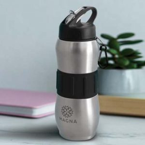 110750 TRENDS Magnum Bottle The TRENDS Magnum Bottle is an ergonomic 830ml stainless steel drink bottle. Soft touch silicone band and carabiner. 2 colours.