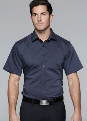 1903S The Aussie Pacific Mosman Mens Shirt Short Sleeve is a 70% polyester, standard fit mens shirt. Available in 8 colours. Sizes XXS - 5XL.