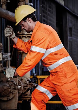 The Syzmik Mens FR Hoop Taped Overall is a 93% Meta-Aramid, hi-vis overall. Available in Orange. Sizes 77 - 122.