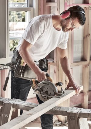 The Syzmik Mens Streetworx Tee Shirt is a 100% super compact cotton, slim fit tee. Available in 8 colours. Sizes XS - 5XL.