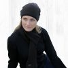merino-arctic-scarf-black- lifestyle