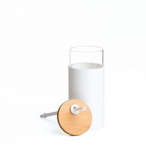 The Catalogue Envy Glass Bottle is a borosilicate glass bottle with a bamboo lid. BPA Free. Available in 2 colours.