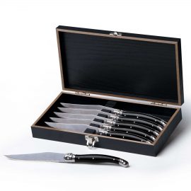 The Catalogue Euro 6 pcs Knife Set is a 6 piece set with stainless steel knives. Serrated knives, perfect for cutting through meat.