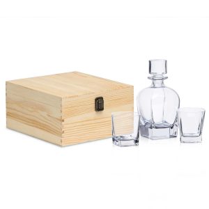 The Catalogue Islay Whisky Decanter Set is a 3 piece crystal glass set. Includes 2 whisky glasses and a decanter. 100% Lead free.