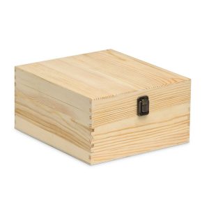 The Catalogue Islay Whisky Decanter Set is a 3 piece crystal glass set. Includes 2 whisky glasses and a decanter. 100% Lead free.