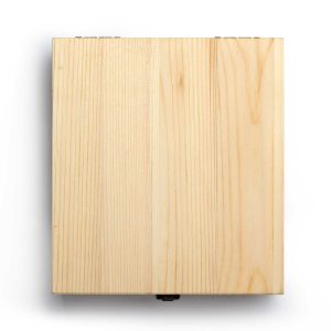 The Catalogue Islay Whisky Decanter Set is a 3 piece crystal glass set. Includes 2 whisky glasses and a decanter. 100% Lead free.