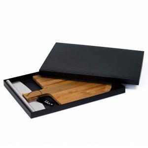 The Catalogue Pizza Peel Set is an Acacia hardwood board with leather loop handle. Stainless steel pizza cutter included.