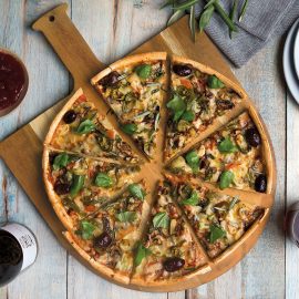 The Catalogue Pizza Peel Set is an Acacia hardwood board with leather loop handle. Stainless steel pizza cutter included.
