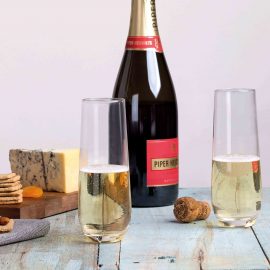 The Catalogue Stemless Champagne Flutes are a set of 4 glass, stemless glasses. Holds 250ml of liquid. Presentation box included.