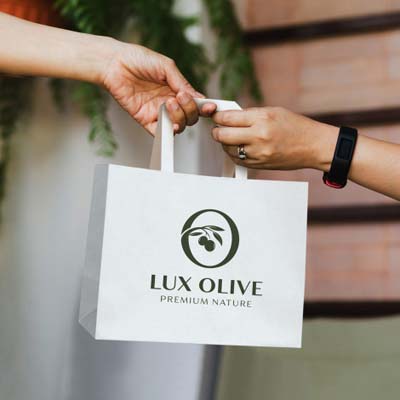 The TRENDS Medium Flat Handle Paper Bag is made from 180gsm FSC-certified materials.  Flat Handles.  Reinforced base.  3 colours available.