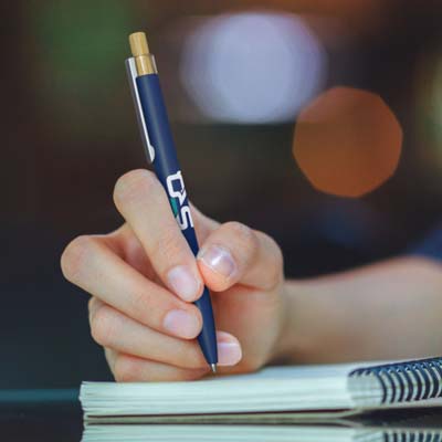 The TRENDS Windsor Pen is a retractable ball point pen.  Recycled Aluminium barrel.  Black Ink.  Silver Clip, Bamboo Pusher.  7 colours. 