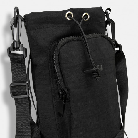 The TRENDS Reign Bottle Bag is a textured washed polyester bag with adjustable bungee cord and toggle closure.  Fits up to 1 litre bottles.  Black.