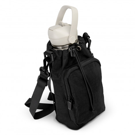 The TRENDS Reign Bottle Bag is a textured washed polyester bag with adjustable bungee cord and toggle closure.  Fits up to 1 litre bottles.  Black.