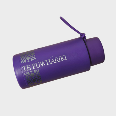 The TE PŪWHĀRIKI 1 litre drink bottle is a double walled, vacuum, powder coated drink bottle  Available in 4 colours with option of names to add on.  Keeps cold drinks cold and hot drinks hot!