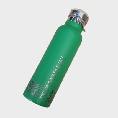The TE PŪWHĀRIKI 600ml drink bottle is a double walled, vacuum, powder coated drink bottle  Available in 4 colours with option of names to add on.  Keeps cold drinks cold and hot drinks hot!